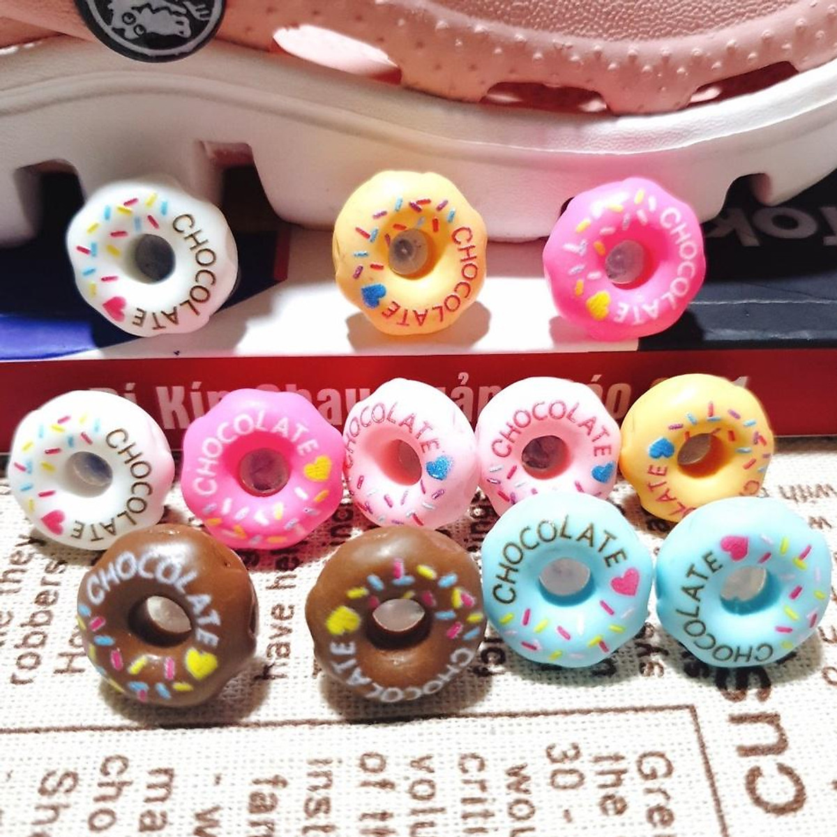 Nút gắn hkdesign/ phụ kiện trang trí mô hình BÁNH Donut có chữ - loại đá cứng gắn sục kids