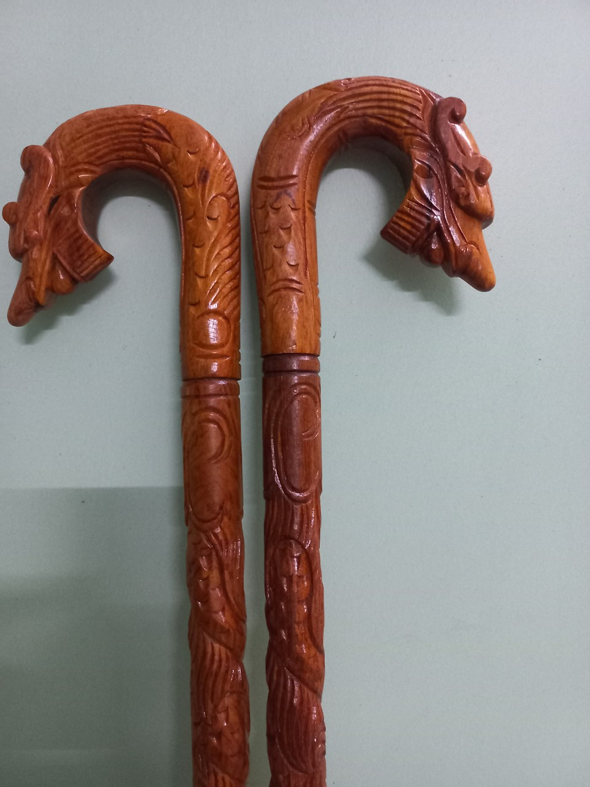 Gậy batong chống đi lại dành cho người già bằng gỗ hương đá kt dài 91×13×3,5cm