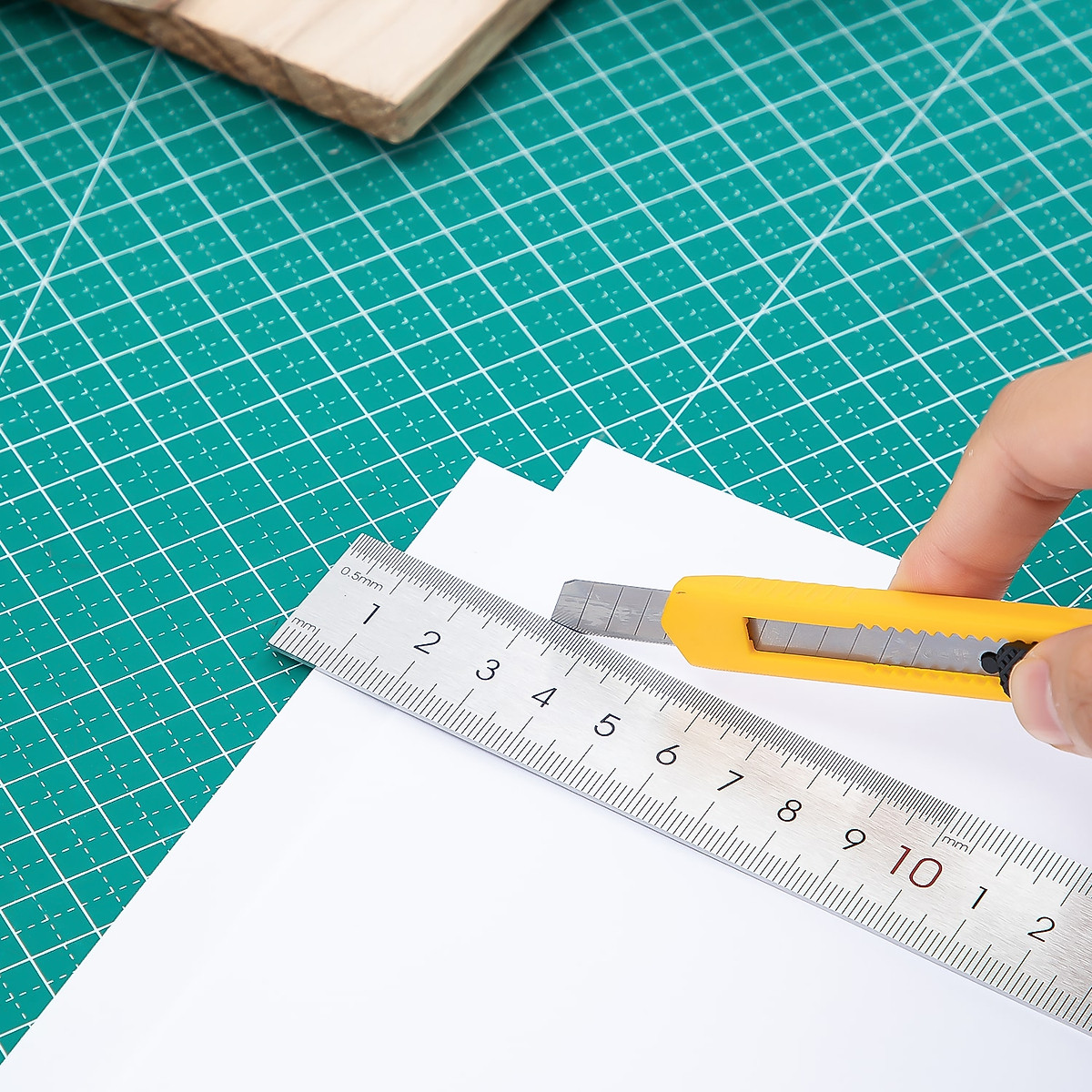 Dao rọc giấy nhỏ Deli - Vàng - Combo 2 chiếc - E2051