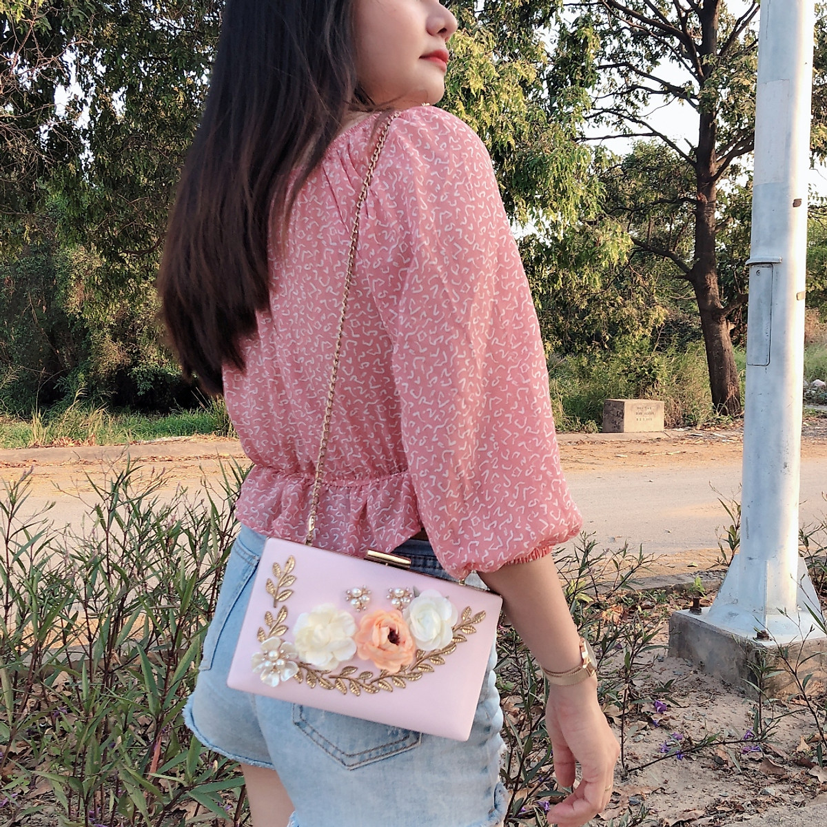 Ví dự tiệc cưới, kiểu ví họa tiết hoa lá, thường thấy ở tiệc cưới, sự kiện, có nút gài kim loại, hàng hiệu, sang trọng, đẳng cấp