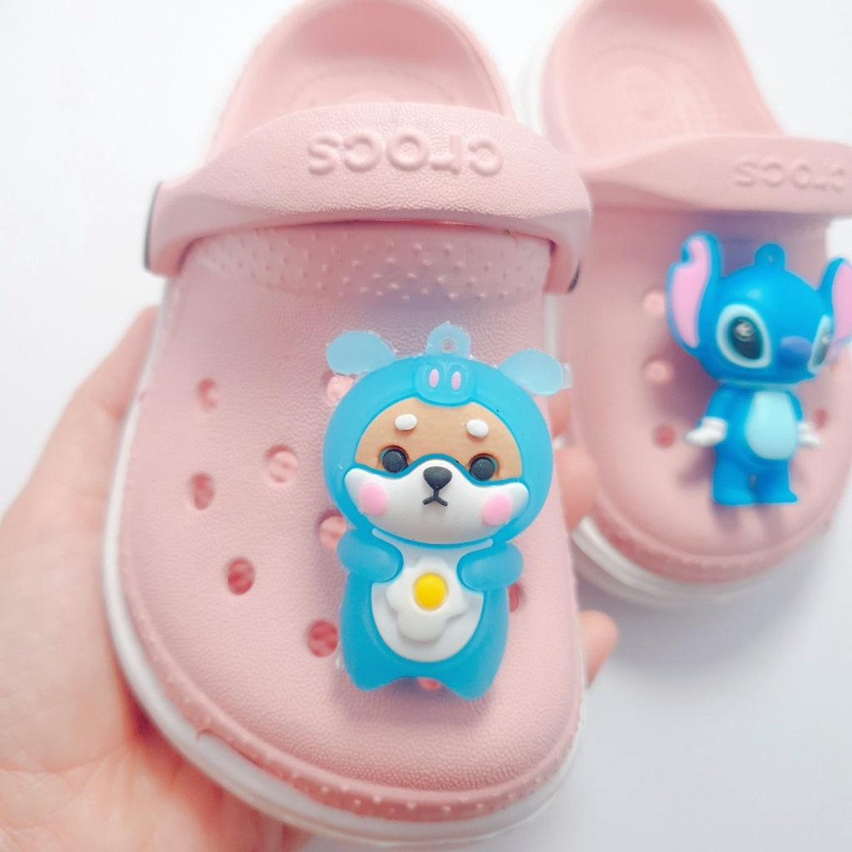 Sticker dán dép cross / nút gắn hkdesign mẫu shiba, Thỏ, stitch 4D TO (01 Cái)