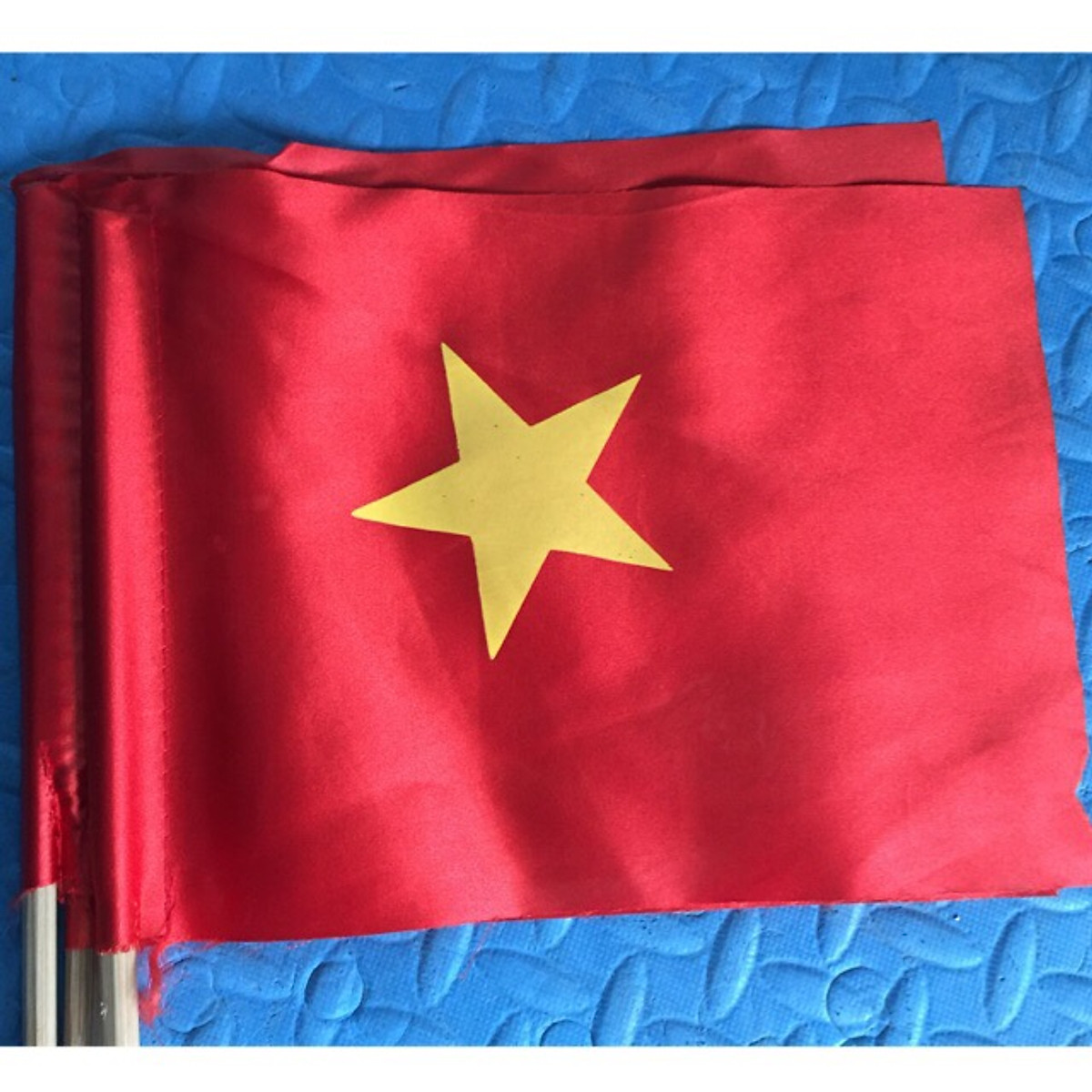 Combo cờ cổ động cầm tay Việt Nam là sản phẩm ưu việt, hoàn hảo dành cho những người đam mê cờ và yêu thích đội tuyển Việt Nam. Thiết kế sang trọng, cầu kỳ và chất lượng tốt được đảm bảo mang đến cho bạn những trải nghiệm hết sức đặc biệt. Với Combo cờ cổ động cầm tay Việt Nam, bạn sẽ không chỉ là một người hâm mộ mà còn là tình yêu chân chính của đội tuyển Việt Nam.