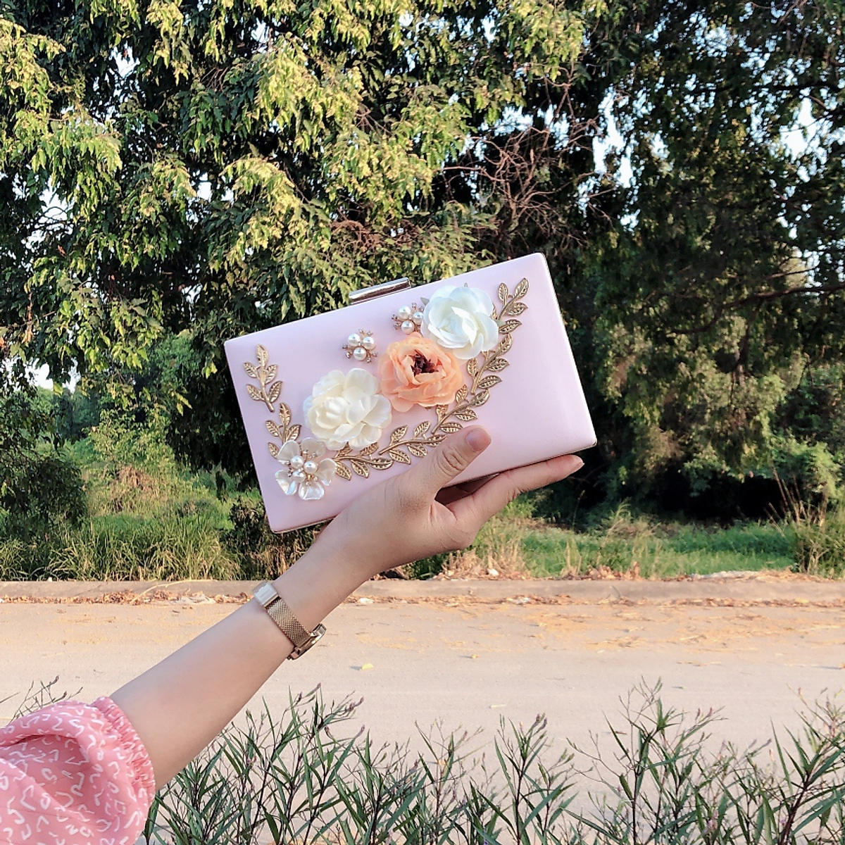 Ví dự tiệc cưới, kiểu ví họa tiết hoa lá, thường thấy ở tiệc cưới, sự kiện, có nút gài kim loại, hàng hiệu, sang trọng, đẳng cấp
