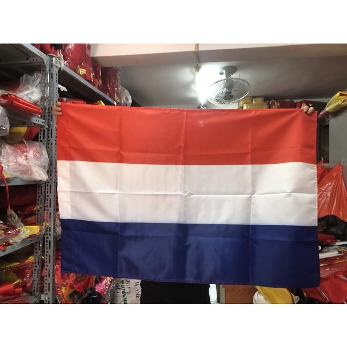 Cờ quốc kỳ Hà Lan không chỉ mang tính chất biểu tượng cho đất nước mà còn khiến cho không gian sống của bạn thêm phần ấm cúng và trang trọng. Hãy trang trí nhà cửa của bạn bằng cờ quốc kỳ Hà Lan để tạo nên một không gian sống ấn tượng và đầy tính cảm hứng.