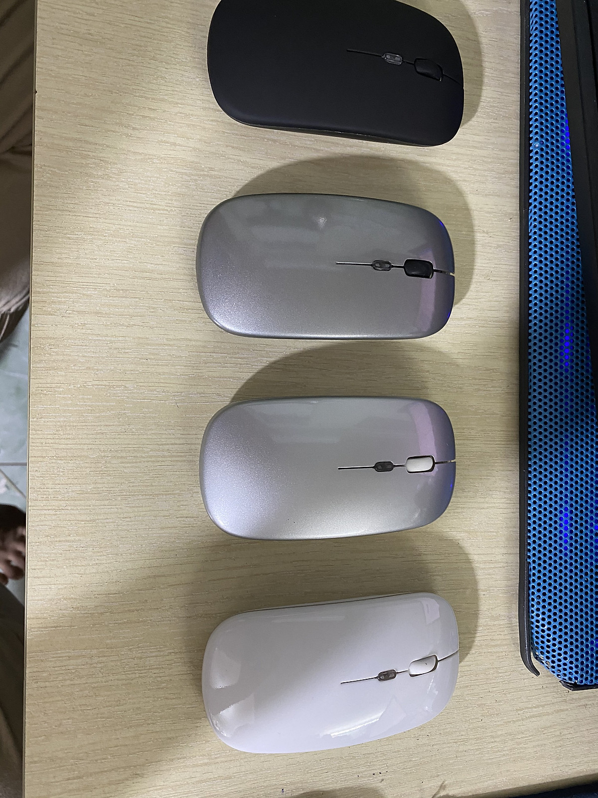 Chuột không dây A2 Pro, chuột máy tính không tạo tiếng ồn, sạc được pin, hiệu ứng đèn Led RGB- Hàng nhập khẩu