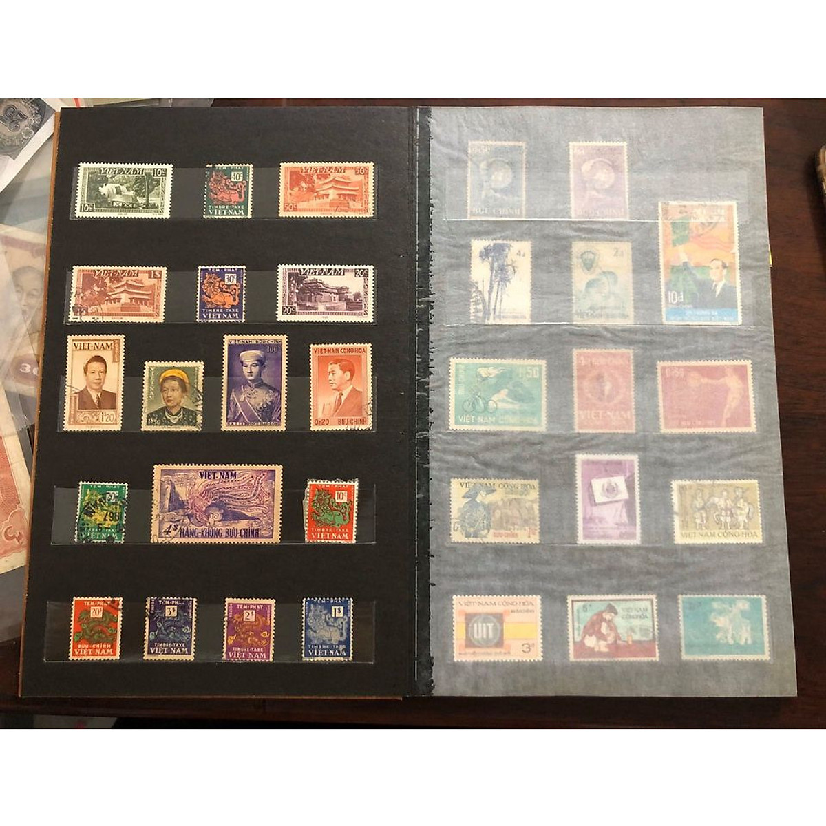Cuốn Album tem Việt Nam chuyên sâu 194x - 195x, ghép 91 con tem giao đúng như hình bao gồm cả album