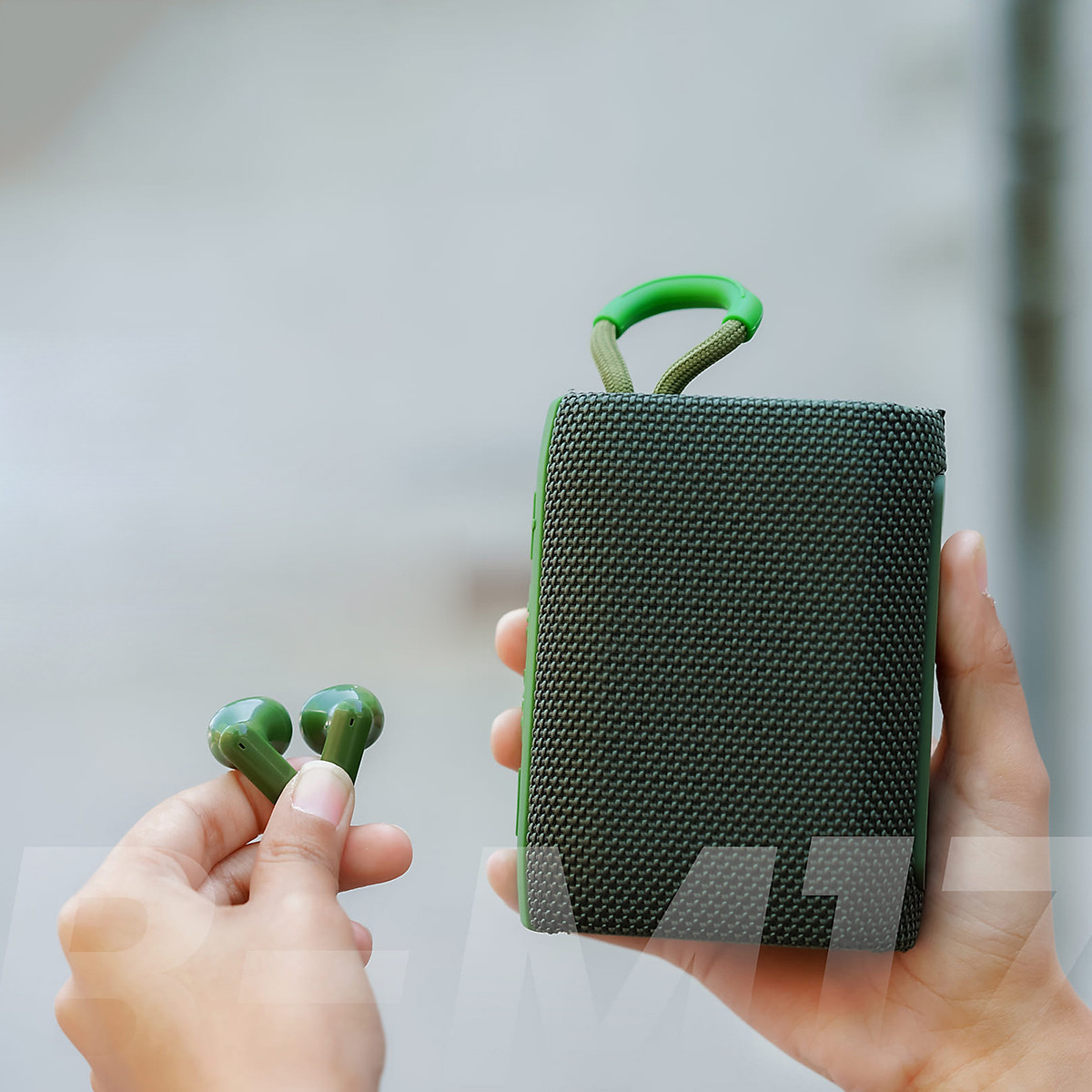 Loa bluetooth mini Remax RB M17 Loa nghe nhạc không dây kèm tai nghe bluetooth pin trâu hỗ trợ thẻ nhớ TF USB cổng AUX - Hàng Chính Hãng Remax Bảo Hành 12 Tháng