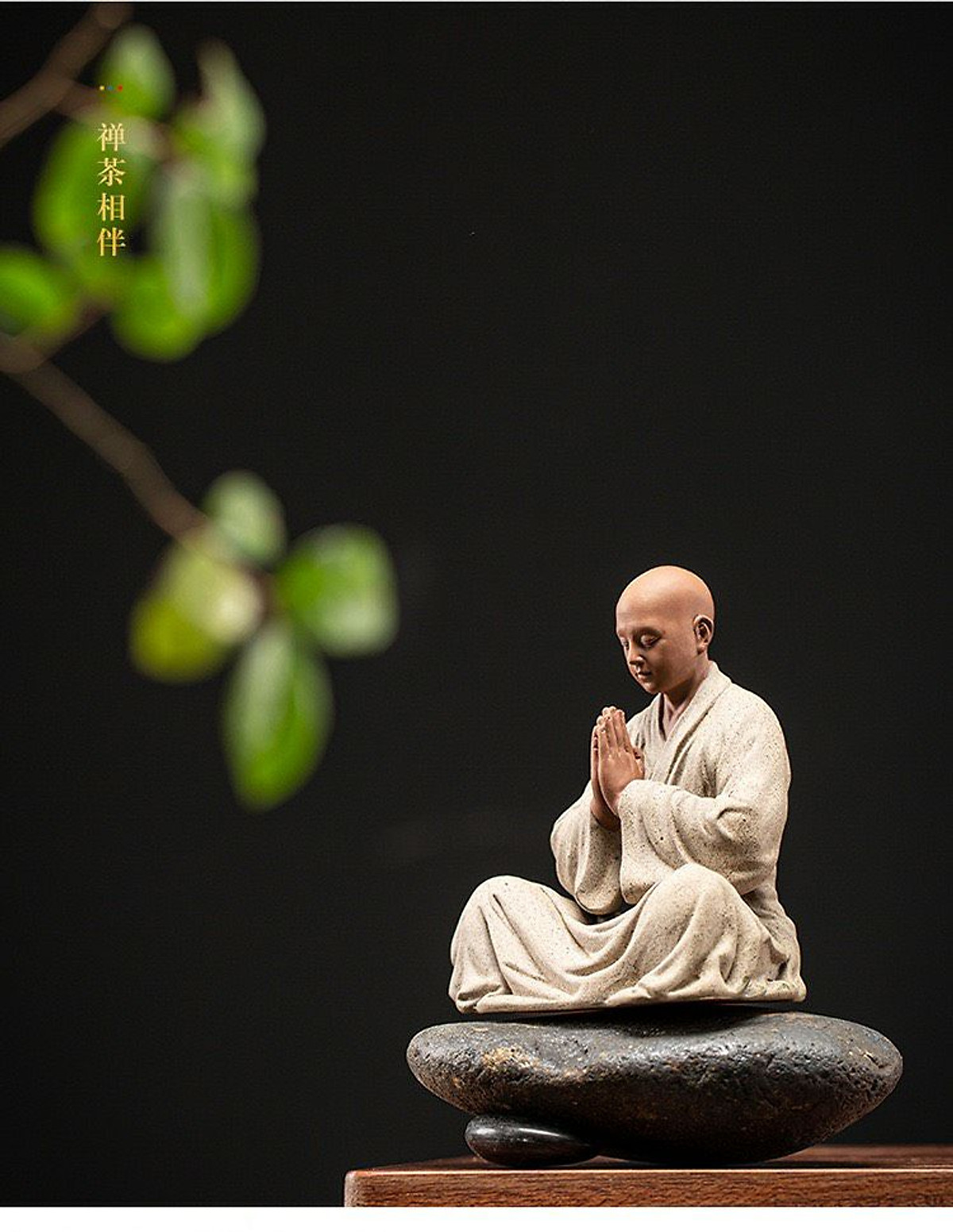Tượng thiền sư , nhà sư ngồi chắp tay niệm Phật gốm tử sa