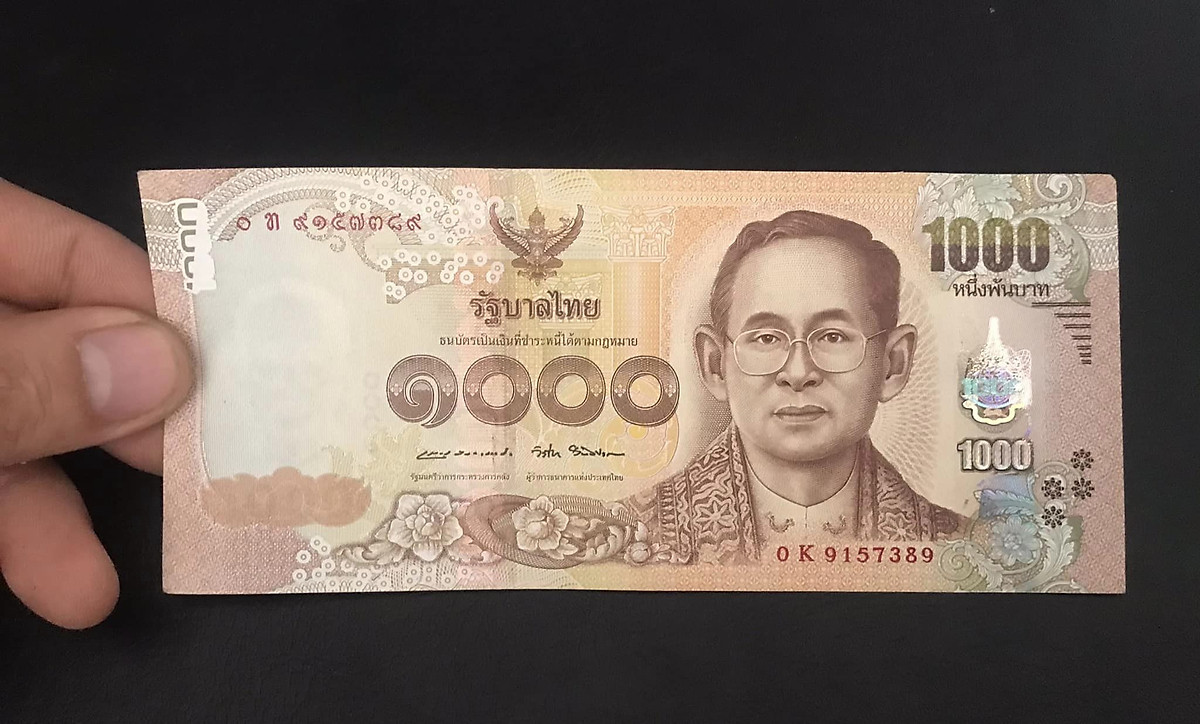 Tờ 1000 Bath Thái Lan: Tờ tiền mệnh giá 1000 Bath Thái Lan là một trong những tờ tiền có giá trị lớn nhất trong hệ thống tiền của Thái Lan. Điều này cho thấy sự đẳng cấp và quyền lực của nước này trên thị trường kinh tế toàn cầu. Trải nghiệm hình ảnh tờ tiền này sẽ mang đến cho bạn cảm giác thú vị và tôn vinh.