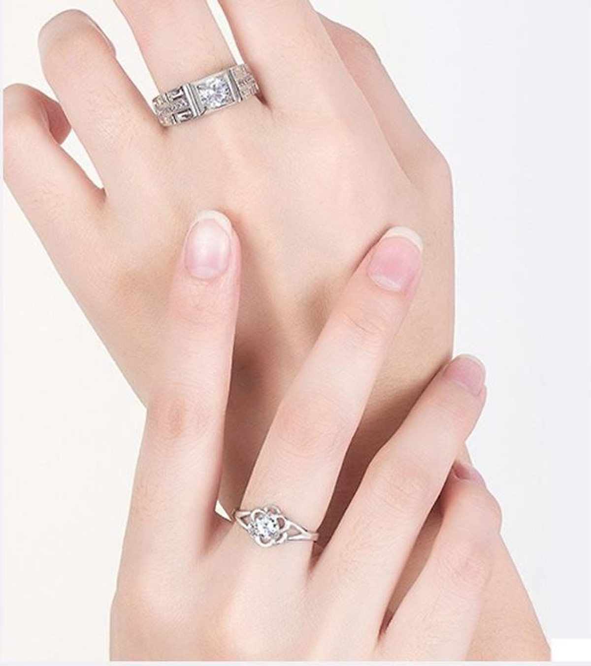 Ảnh chụp macro của hai chiếc nhẫn cưới nằm trên hoa hồng trắng  Thư viện  stock vector đẹp miễn phí