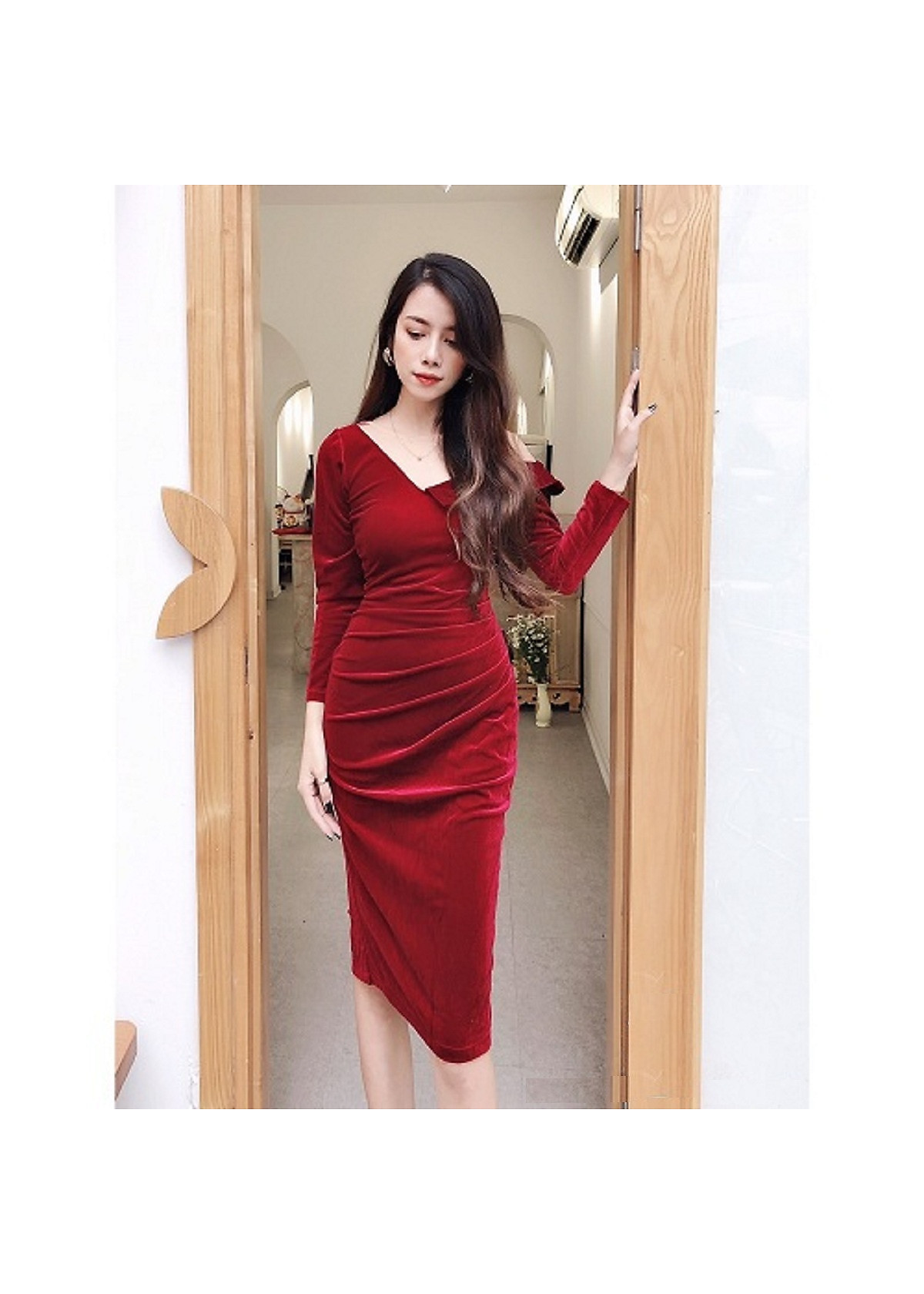 Đầm nhung bút chì đỏ vang chát cổ V cách điệu