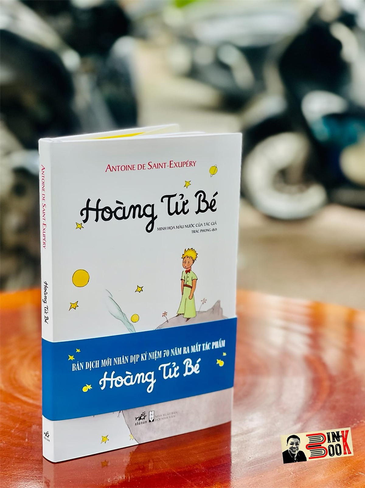 BÌA CỨNG KỶ NIỆM IN 500c – HOÀNG TỬ BÉ – MINH HỌA MÀU CỦA TÁC GIẢ ANTOINE DE SAINT-EXUPÉRY – BẢN DỊCH MỚI KỶ NIỆM 70 NĂM RA MẮT TÁC PHẨM – TRÁC PHONG DỊCH – NHÃ NAM PHÁT HÀNH