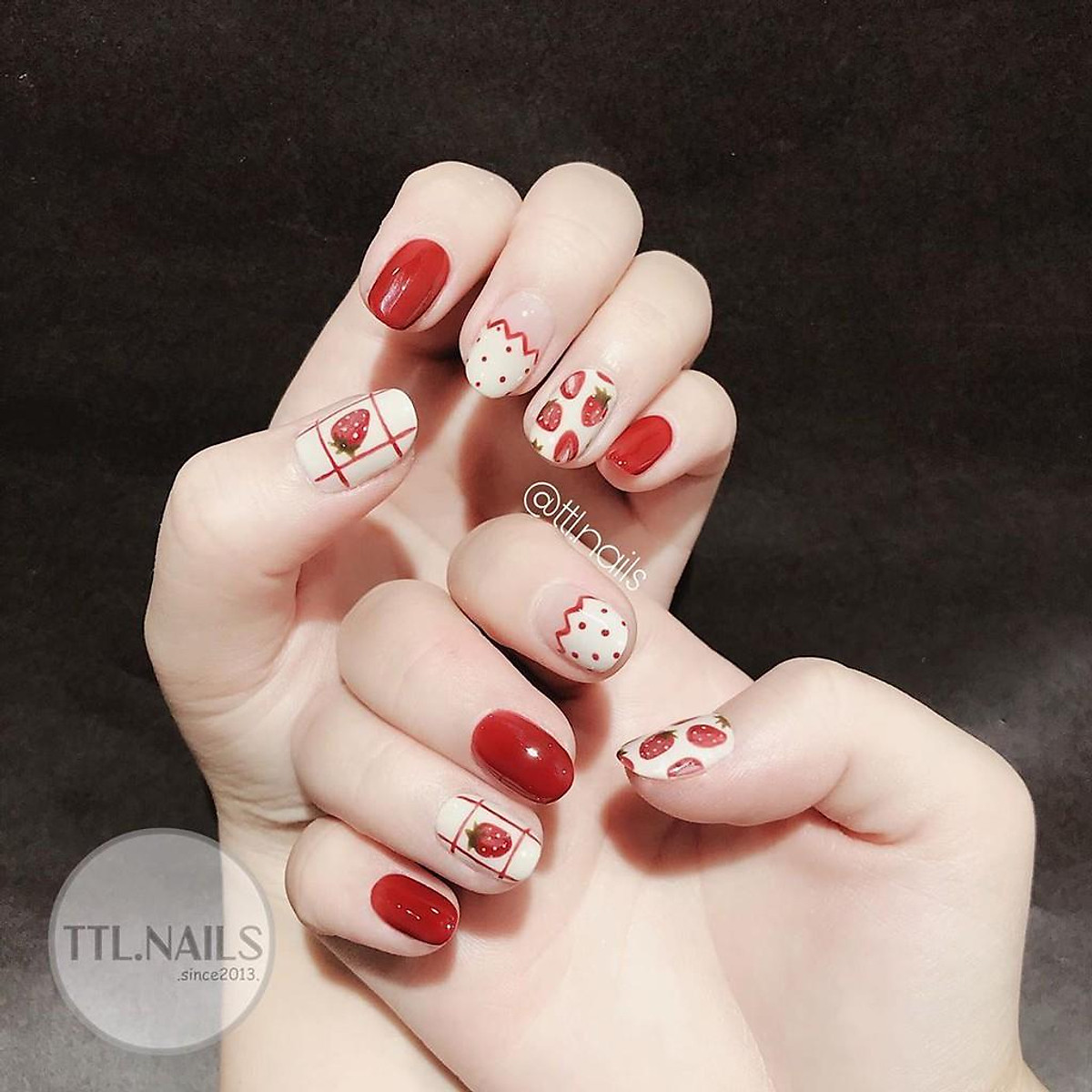 Với công nghệ sản xuất tiên tiến và chất liệu sơn chất lượng cao, các chuyên gia nail sẽ đưa đến cho bạn những thiết kế tuyệt đẹp, tinh tế và đầy màu sắc. Hãy để cho đôi tay của bạn thể hiện sự cá tính và phong cách của riêng mình với #NailQuaDauTay.