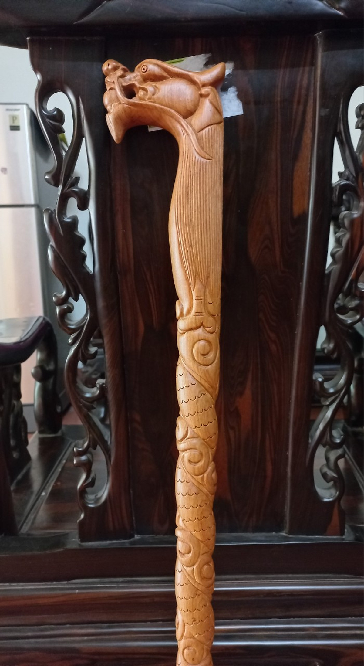 Gậy batong hỗ trợ đi lại cho người già bằng gỗ hương đá kt 90×1O×3.4cm