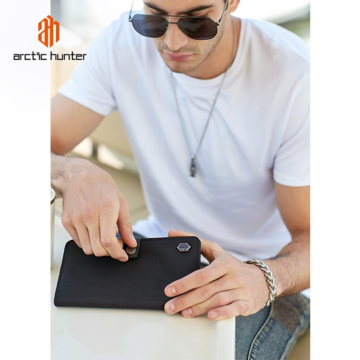 Ví nam cầm tay Arctic Hunter Q00010 dáng dài dập vân có nút bấm