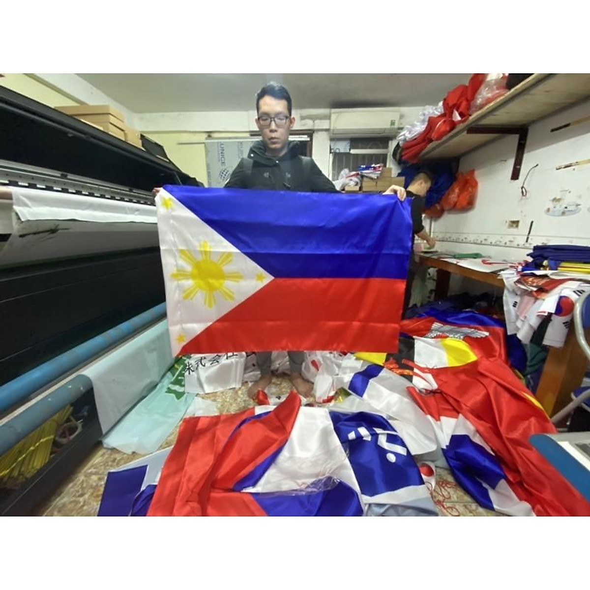 Cờ Philippines 3D: Hãy trải nghiệm sự sống động của cờ Philippines 3D, khi chiếc cờ được tạo ra với độ sắc nét và chi tiết vượt trội, tạo nên một vẻ đẹp tinh tế và độc đáo. Dù cho bạn là người yêu thích lịch sử, hay simp bộ môn Thể thao, cờ Philippines 3D đem lại cho bạn một không gian hoàn toàn mới và phong phú. Đừng bỏ lỡ cơ hội để sở hữu chiếc cờ độc đáo này.
