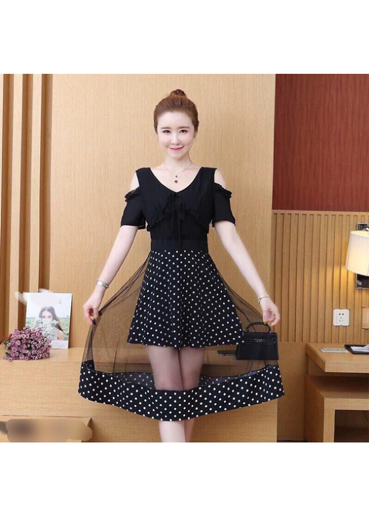 Đầm khoét vai phối tùng lưới xòe tròn chấm bi