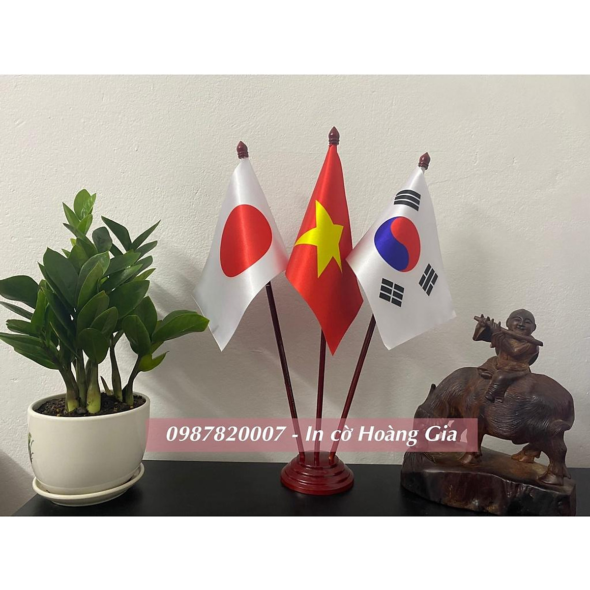 Cờ để bàn đế gỗ 3 kết hợp ba quốc gia Việt Nam, Nhật Bản và Hàn Quốc là biểu tượng cho tình hữu nghị, sự hợp tác và hiểu biết giữa các nước. Hãy xem hình ảnh để cảm nhận vẻ đẹp của biểu tượng này và cùng tôn vinh những giá trị văn hóa, văn minh của đông nam Á.
