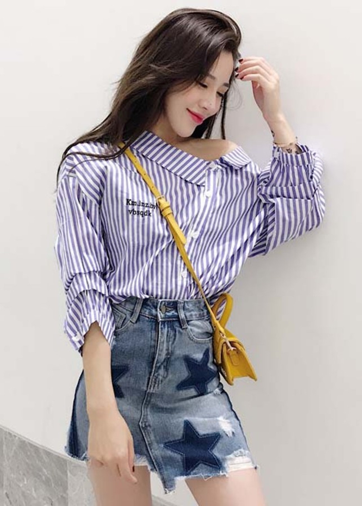 Sơ mi kín cổng cao tường cũ quá rồi giờ mặc đúng mốt là phải thả nửa  hàng cúc và kéo cổ áo hở vai