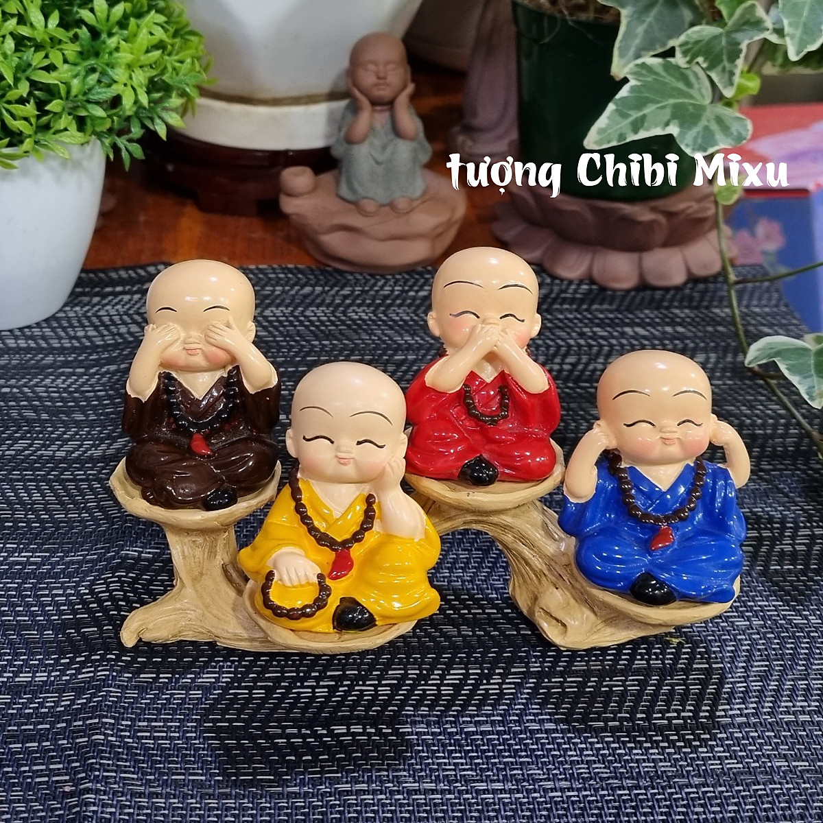 Bộ 04 chú tiểu Tứ Không mẫu có đeo chuỗi kèm chân đế 04 ô giả