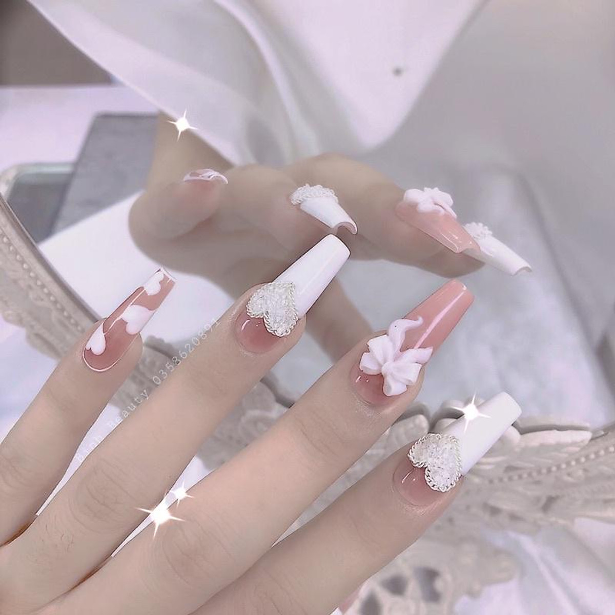 Nail Box thiết kế trái tim pha lê: Bạn đang tìm kiếm một hộp vàng mã đến với một hộp Nail Box thiết kế trái tim pha lê. Đây là một phong cách đẹp và ngọt ngào để giữ những chiếc móng tay của bạn. Được làm bằng chất liệu bền và bảo vệ móng tay của bạn khỏi bị hư hại.