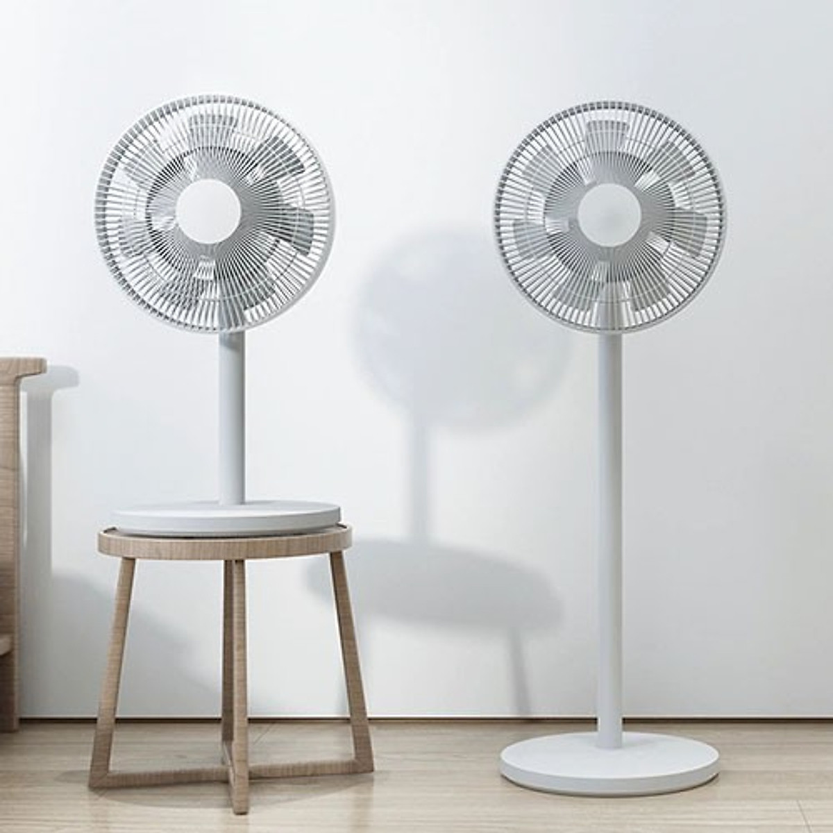 Quạt Đứng Thông Minh Xiaomi Mi Smart Standing Fan 2 (BHR4828GL) sẽ đem đến cho bạn một giấc ngủ thoải mái và một sức khỏe tốt hơn với hệ thống lọc không khí thông minh. Với các tính năng quản lý thời gian hoạt động thông minh, kiểm soát cường độ gió linh hoạt và độ ồn thấp, sản phẩm sẽ mang đến cho bạn trải nghiệm giải trí và giá trị thực tế một cách hoàn hảo.