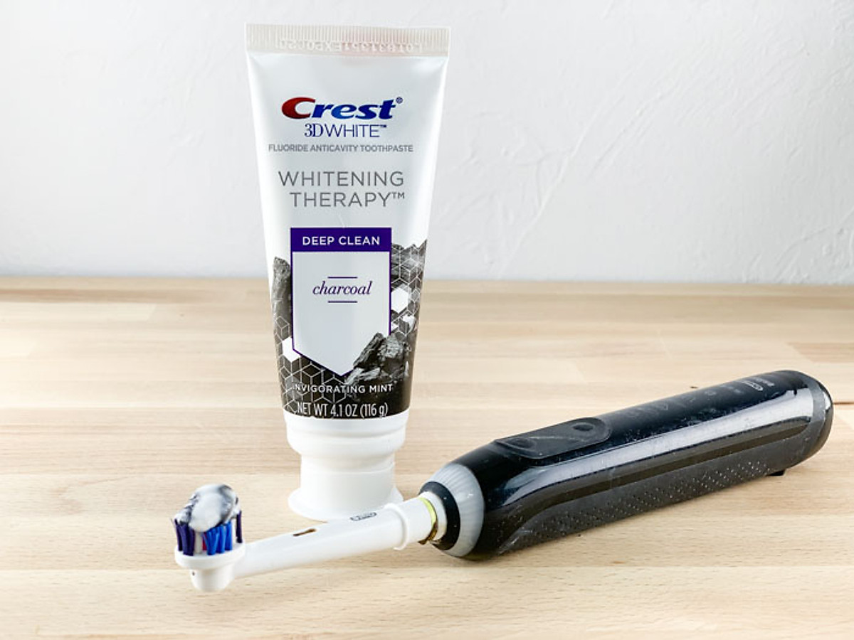 Kem đánh răng than hoạt tính của Mỹ Crest 3D White Charcoal Toothpaste 116g  - Nhập khẩu Mỹ