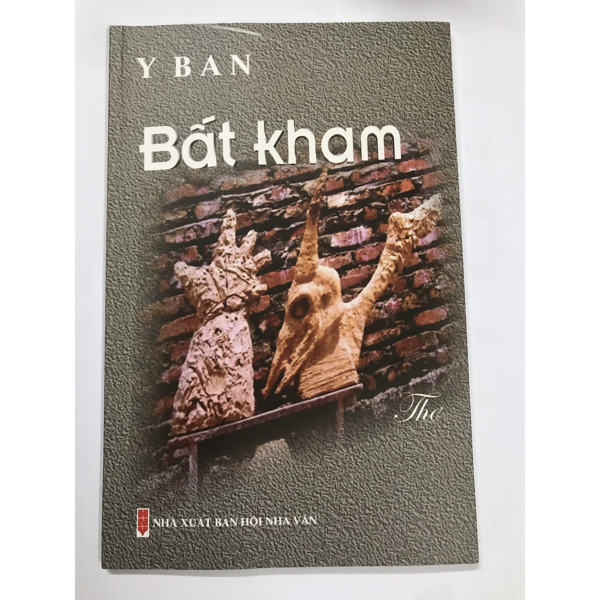 Bất Kham - tập thơ của nhà văn Y Ban