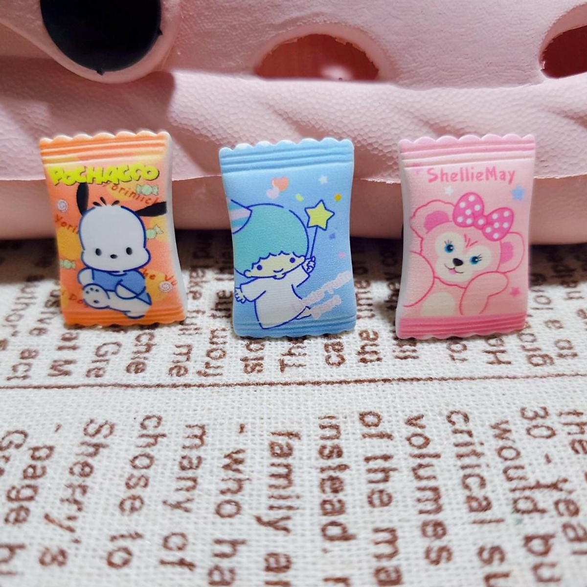 Stick Vỏ kẹo hoạt hình cute loại cứng 3D gắn dép cá sấu (01 cái)