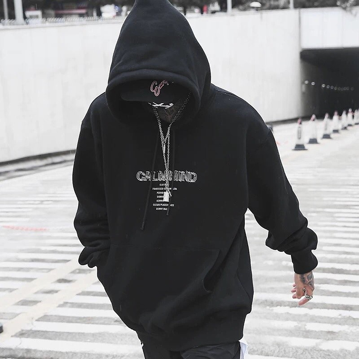 Áo hoodie là item lý tưởng cho những ngày thời tiết se lạnh