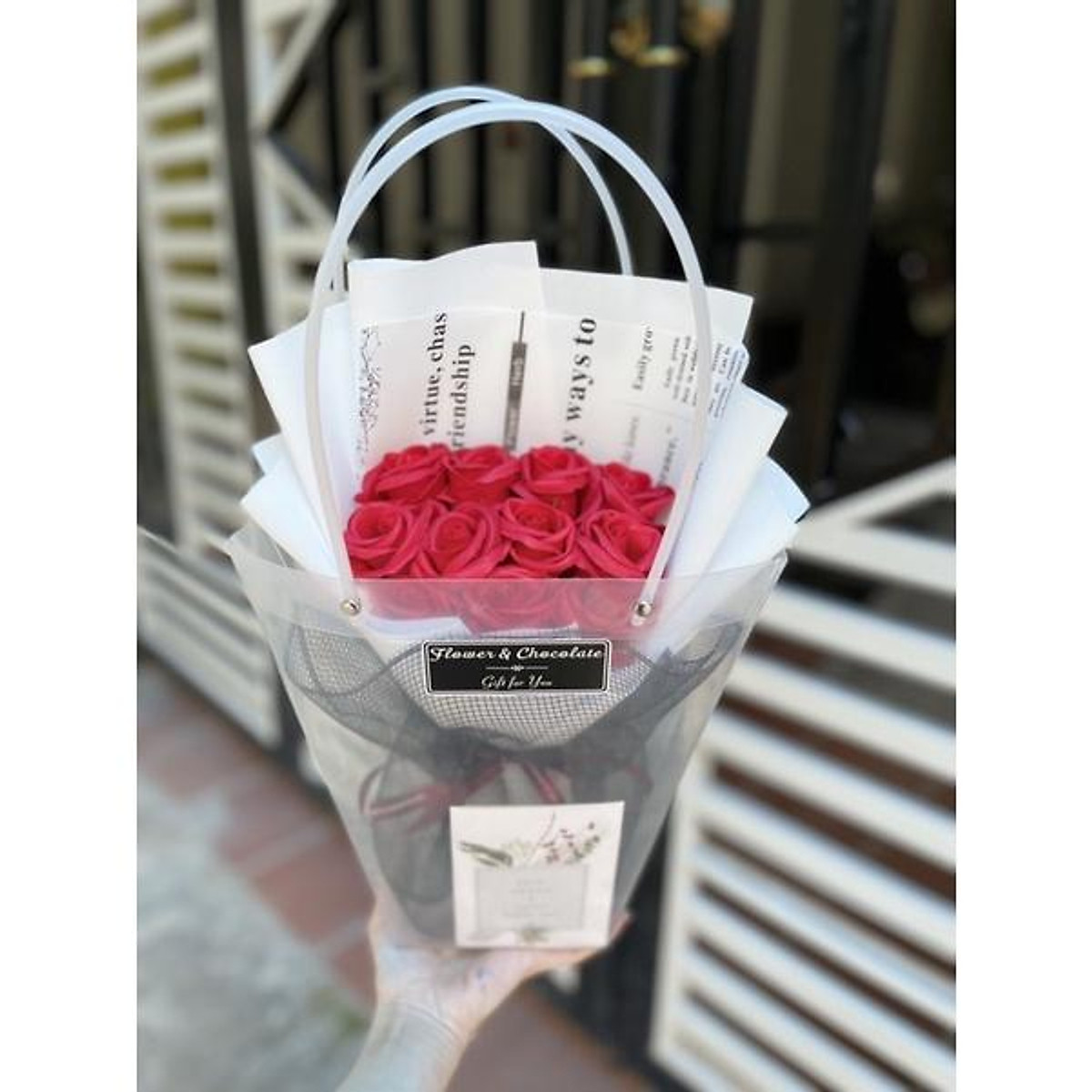 Bó hoa 11 đỏ mix báo chữ giấy trắng kèm túi thiệp - Hộp quà - Túi quà