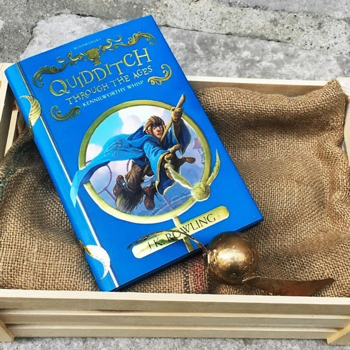 Harry Potter: Quidditch Through The Ages (Hardback) Harry Potter: Quidditch qua các thời đại (English Book)