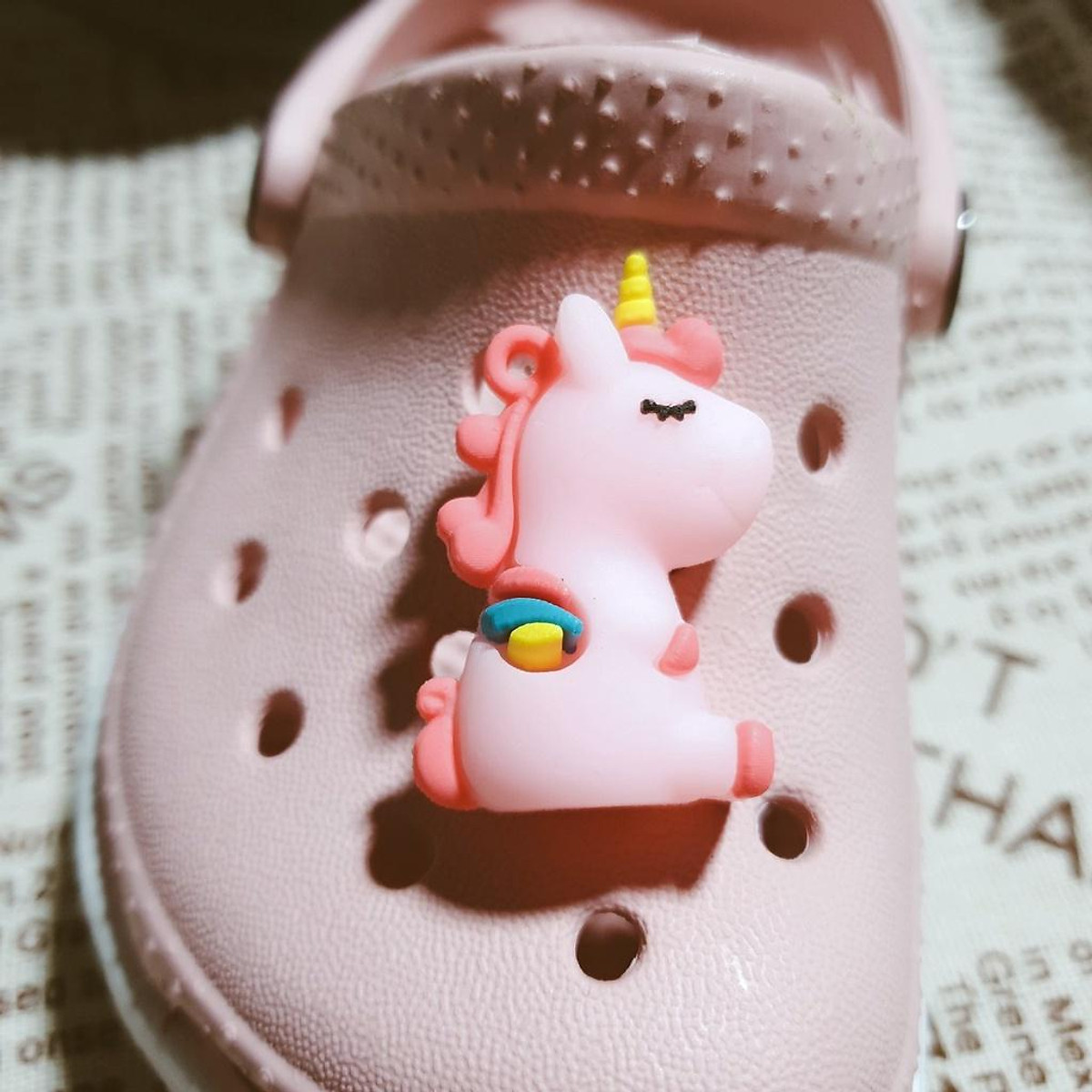 Sticker dán dép cross / nút gắn hkdesign mẫu Unicorn 4D TO / BIG / LỚN nhựa ( size trung 3.6cm )