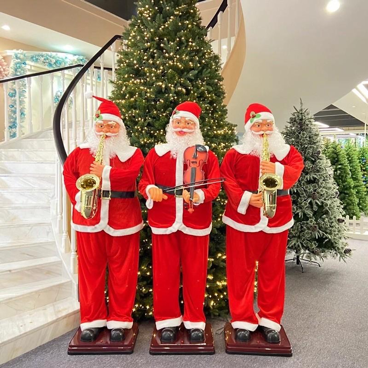 Mô hình xốp ông già Noel thưởng thức tách socola ngâm chân trong làn nước ấm
