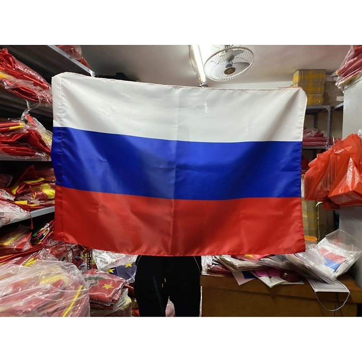 Bạn muốn trang trí ngôi nhà của mình với cờ Nga để thể hiện tình yêu và lòng trung thành với đất nước Nga? Chúng tôi cung cấp những sản phẩm trang trí nhà cửa với cờ Nga độc đáo và đẹp mắt, chắc chắn sẽ mang lại sự ấm áp và đầy ý nghĩa cho không gian sống của bạn.