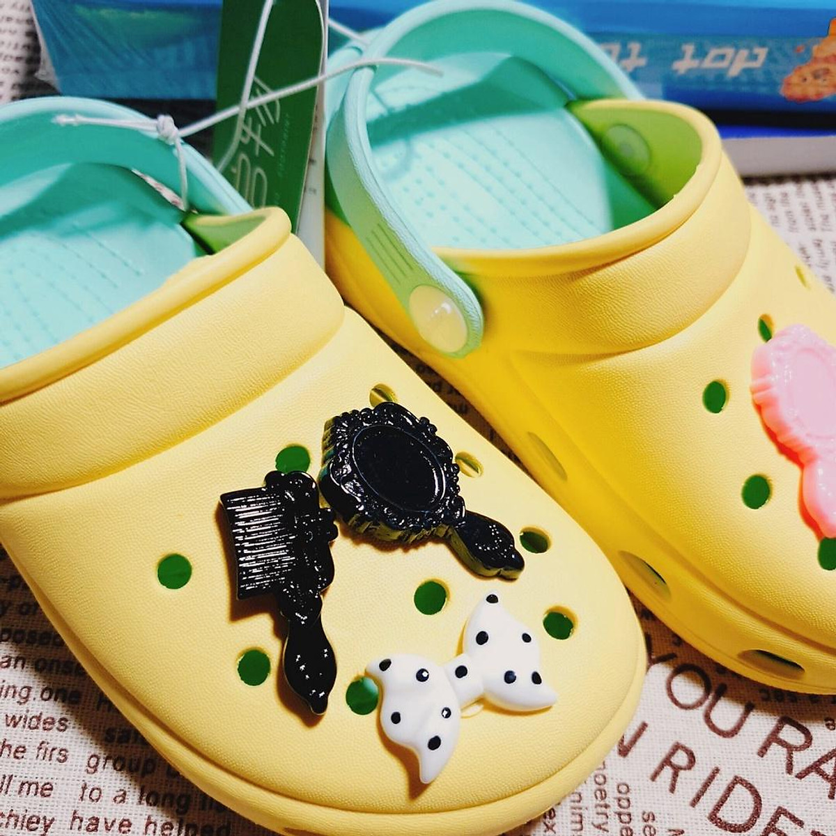 Sticker gắn dép loại đá cứng hình phụ kiện thời trang (gương, ví,..)