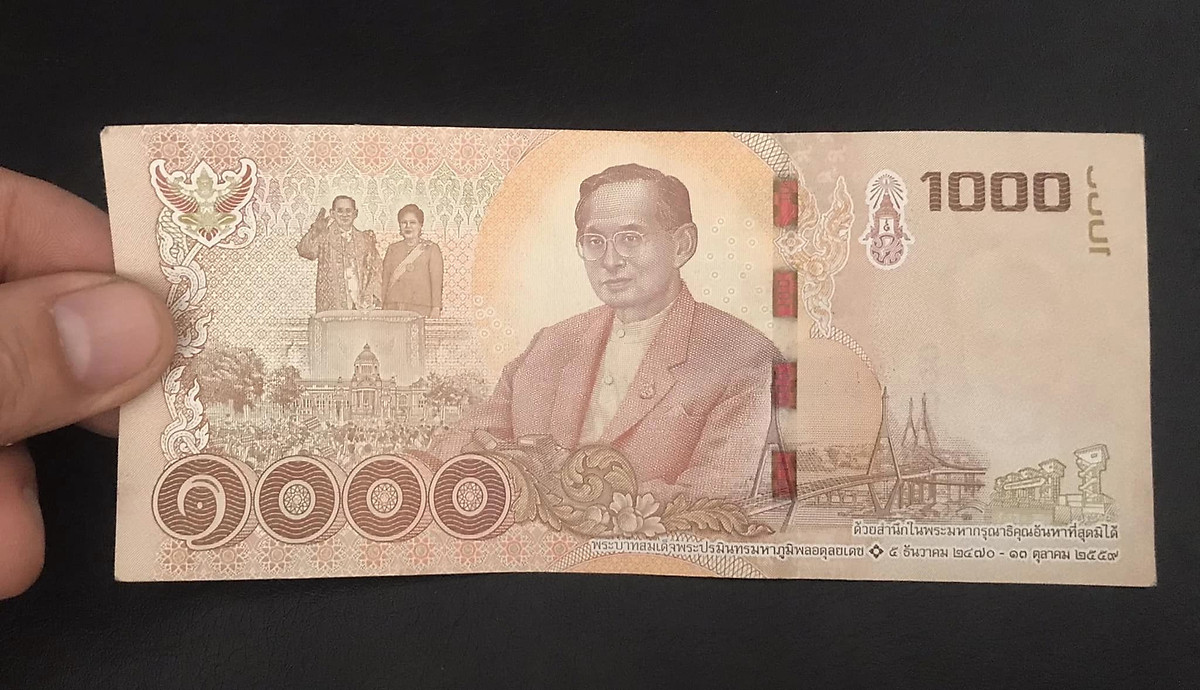 Tờ 1000 Bath Thái Lan - Tờ tiền 1000 Bath Thái Lan là một trong những mệnh giá lớn nhất của tiền tệ này. Hãy vào xem hình ảnh để tìm hiểu về thiết kế và giá trị của nó. Hình ảnh sẽ cho bạn những thông tin quan trọng về tiền tệ Thái Lan và giúp bạn hiểu rõ hơn về nó.
