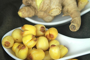 Combo Sen Sấy Gừng Mật Ong Hải Long (230g) + Mứt Gừng Nướng Mật Ong Hải Long (120g)