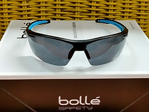 KÍNH BẢO HỘ BOLLE TRYON, Lớp phủ Platinum có khả năng chống xước cao, chống lại các hóa chất mạnh nhất và làm chậm sự xuất hiện của sương mù.  Bảo vệ 99,9% tia UVA/UVB