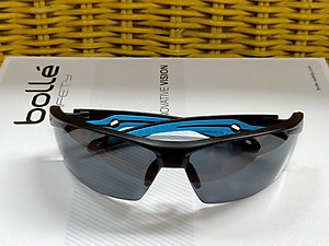 KÍNH BẢO HỘ BOLLE TRYON, Lớp phủ Platinum có khả năng chống xước cao, chống lại các hóa chất mạnh nhất và làm chậm sự xuất hiện của sương mù.  Bảo vệ 99,9% tia UVA/UVB