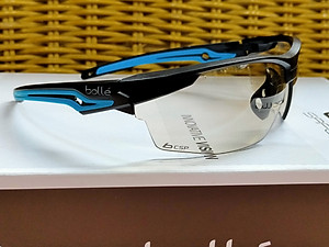 KÍNH BẢO HỘ BOLLE TRYON, Lớp phủ Platinum có khả năng chống xước cao, chống lại các hóa chất mạnh nhất và làm chậm sự xuất hiện của sương mù.  Bảo vệ 99,9% tia UVA/UVB