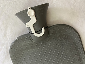 Túi chườm nóng lạnh nhập khẩu 100% từ Đức thương hiệu Fashy dòng cổ điển, tiêu chuẩn chất lượng Châu Âu giúp giảm các cơn đau kỳ kinh nguyệt, đau đầu,... hạ sốt tự nhiên, phù hợp cho người lớn, nhiều màu sắc