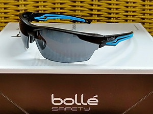 KÍNH BẢO HỘ BOLLE TRYON, Lớp phủ Platinum có khả năng chống xước cao, chống lại các hóa chất mạnh nhất và làm chậm sự xuất hiện của sương mù.  Bảo vệ 99,9% tia UVA/UVB