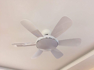 quạt trần có đèn trang trí, quạt rất mát và chạy rất êm, có điều khiển từ xa