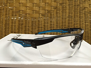 KÍNH BẢO HỘ BOLLE TRYON, Lớp phủ Platinum có khả năng chống xước cao, chống lại các hóa chất mạnh nhất và làm chậm sự xuất hiện của sương mù.  Bảo vệ 99,9% tia UVA/UVB