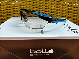 KÍNH BẢO HỘ BOLLE TRYON, Lớp phủ Platinum có khả năng chống xước cao, chống lại các hóa chất mạnh nhất và làm chậm sự xuất hiện của sương mù.  Bảo vệ 99,9% tia UVA/UVB