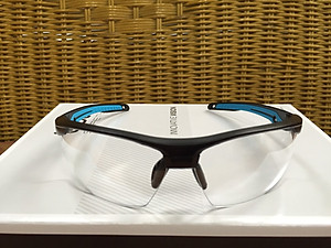 KÍNH BẢO HỘ BOLLE TRYON, Lớp phủ Platinum có khả năng chống xước cao, chống lại các hóa chất mạnh nhất và làm chậm sự xuất hiện của sương mù.  Bảo vệ 99,9% tia UVA/UVB