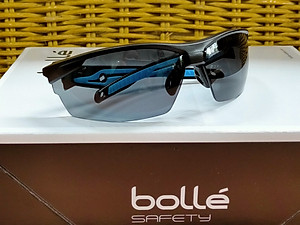 KÍNH BẢO HỘ BOLLE TRYON, Lớp phủ Platinum có khả năng chống xước cao, chống lại các hóa chất mạnh nhất và làm chậm sự xuất hiện của sương mù.  Bảo vệ 99,9% tia UVA/UVB