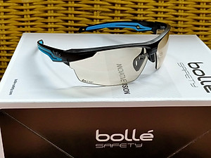 KÍNH BẢO HỘ BOLLE TRYON, Lớp phủ Platinum có khả năng chống xước cao, chống lại các hóa chất mạnh nhất và làm chậm sự xuất hiện của sương mù.  Bảo vệ 99,9% tia UVA/UVB