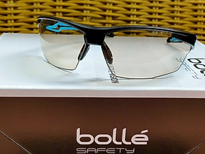 KÍNH BẢO HỘ BOLLE TRYON, Lớp phủ Platinum có khả năng chống xước cao, chống lại các hóa chất mạnh nhất và làm chậm sự xuất hiện của sương mù.  Bảo vệ 99,9% tia UVA/UVB